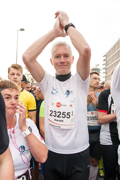 Hoch motiviert vor dem Start: Typ-2-Diabetiker Harald Voll ist beim RheinEnergieMarathon in Köln für die Halbmarathondistanz über 21 Kilometer angetreten. Unterstützung erhielt er vom Diabetes Programm Deutschland – das Laufprogramm für Menschen mit Diabetes.