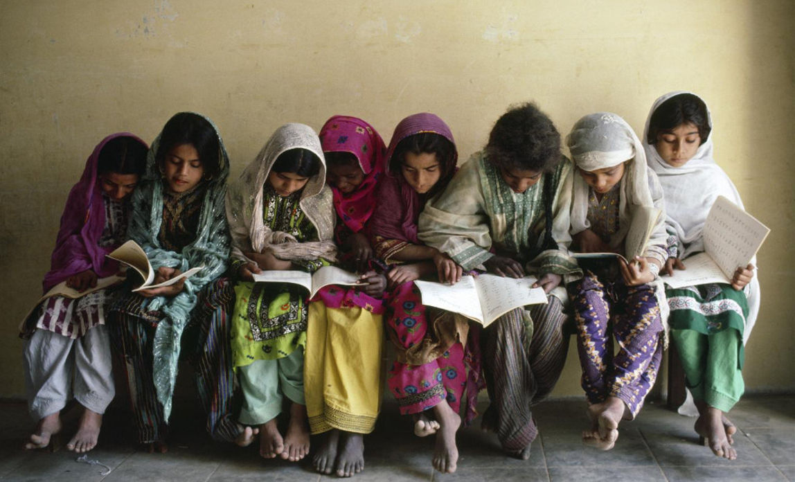 Pakistan 1983: Schülerinnen lesen gemeinsam in ihren Büchern. © UNICEF/UNI46382/Isaac