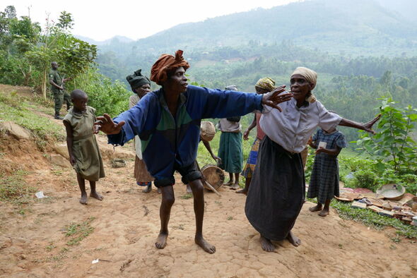 Trotz vielfältiger Zusagen der ugandischen Behörden bei der Zwangsabsiedlung aus dem Regenwald 1991, sind die Batwa-Pygmäen heute weitgehend auf sich selbst angewiesen. Ihre Situation hat sich eher verschlechtert, die Vermischung mit dem Mehrheitsvolk schreitet unaufhaltsam voran.
