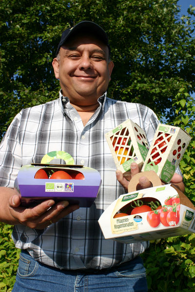 Ein Mann hält Lebensmittel in plastikfreier Verpackung in den Händen.