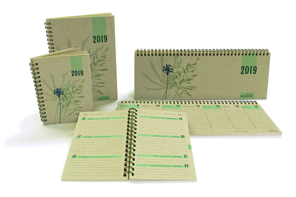Ein Kalender-Set aus Papier, das zu 50 Prozent aus sonnengetrocknetem Gras besteht.