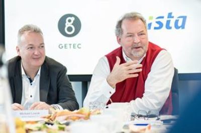 Im Rahmen der E-world in Essen gaben Michael Lowak und Thomas Zinnäcker die künftige Partnerschaft der beiden Unternehmen bekannt.