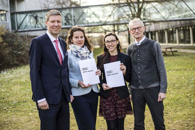 Rüdiger Recknagel, Geschäftsführer der Audi Stiftung für Umwelt GmbH, (links) und Michael Suda, TUM-Studiendekan für Forstwissenschaft und Ressourcenmanagement, (rechts) gratulieren den beiden Gewinnerinnen Daniela Angelova (2.v.l.) und Diana Young (2.v.r.).
