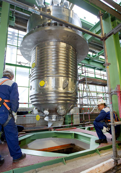 Zentimeter für Zentimeter schwebt der maßgefertigte Reaktor ins Zentrum der CO2-Produktionsstraße, die Bayer MaterialScience am Standort Dormagen errichtet.