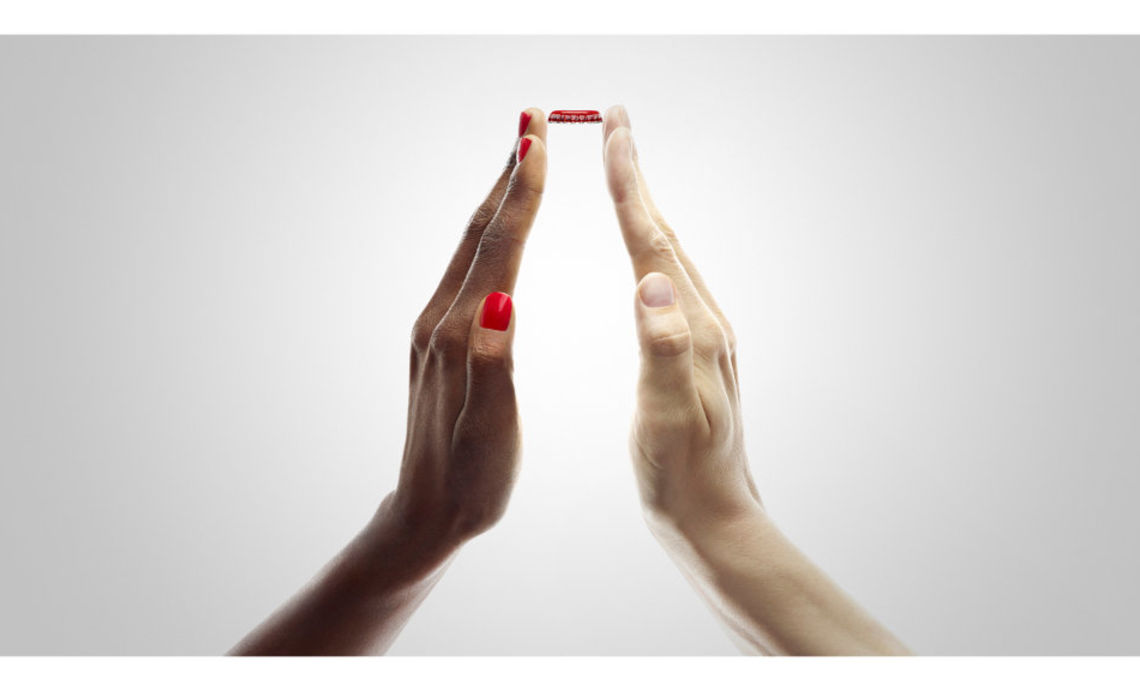 Ein aktuelles Werbeplakat von David LaChapelle. Die Hände zeigen die unverkennbare Form der Flasche.