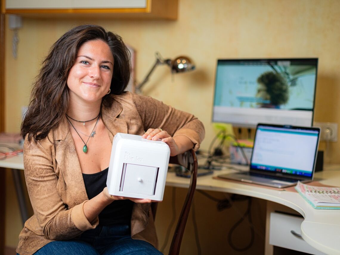 The Blue Box von Judit Giró Benet, ein biomedizinisches Point-of-Care-Gerät für schmerzfreie, nicht bestrahlende, nicht invasive, kostengünstige Brustkrebstests zu Hause.