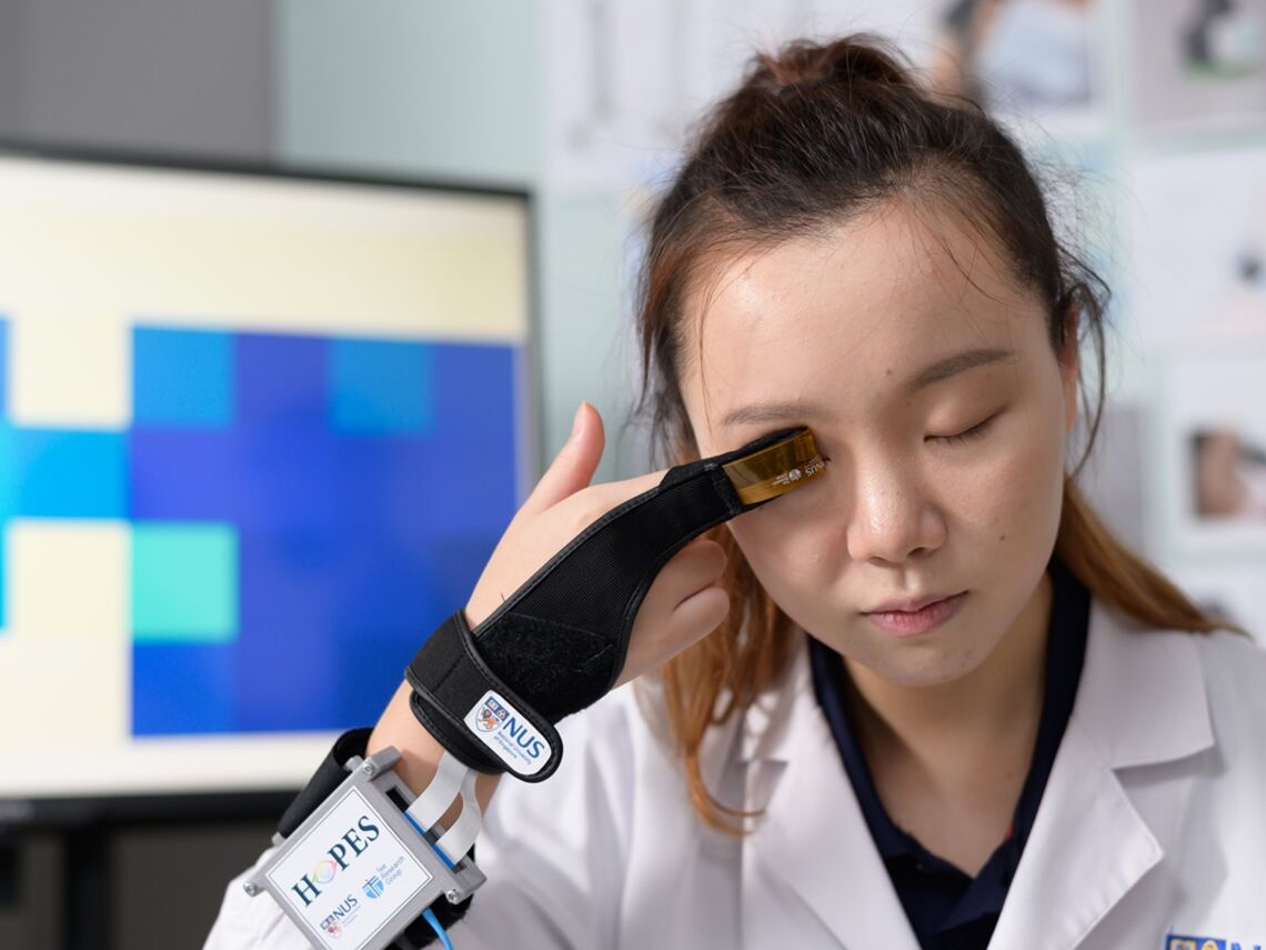 HOPES, ein von Studierenden der National University of Singapore entwickeltes tragbares Gerät zur schmerzfreien Messung des Augeninnendrucks für den Heimgebrauch, gewinnt den James Dyson Award 2021 auf internationaler Ebene.