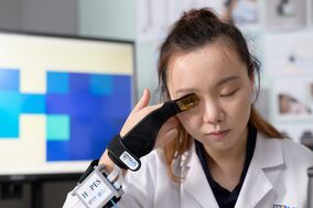 HOPES, ein von Studierenden der National University of Singapore entwickeltes tragbares Gerät zur schmerzfreien Messung des Augeninnendrucks für den Heimgebrauch, gewinnt den James Dyson Award 2021 auf internationaler Ebene.