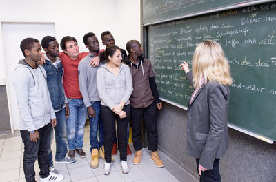 Zur Vorbereitung auf die Maßnahme „Start in den Beruf“ haben die Teilnehmer einen Sprachkurs bei Evonik im Chemiepark Marl absolviert.
