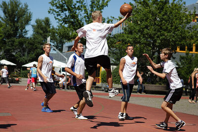 Jugendliche spielen Basketball.