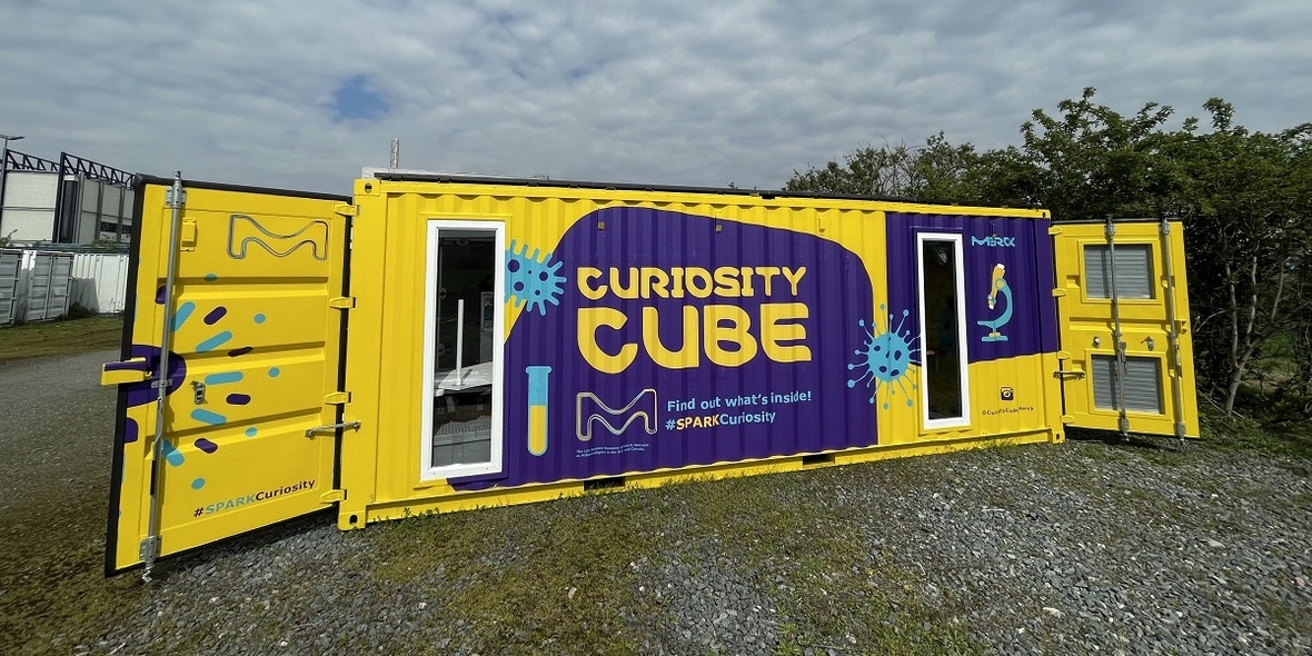 Tourauftakt 2023 für mobiles Wissenschaftslabor Curiosity Cube von Merck