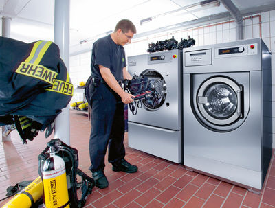 Sauber, imprägniert, getrocknet – und in Waschmaschinen und Trocknern von Miele Professional ist Feuerwehr-Schutzbekleidung nach zweieinhalb Stunden wieder einsatzbereit.