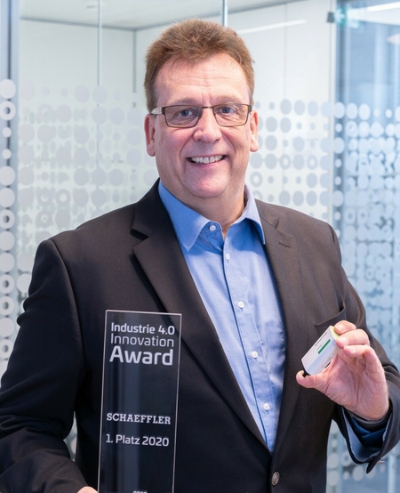 Schaeffler OPTIME gewinnt den Industrie-4.0-Innovation-Award des VDE-Verlags. Rauli Hantikainen, Leiter des Strategischen Geschäftsfelds Industrie 4.0 bei Schaeffler, mit dem Industrie-4.0-Innovation-Award und einem OPTIME-Sensor. 