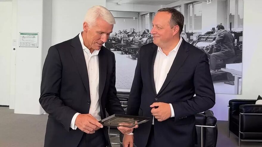 Drehort des TecTalks war die ehemalige Druckerei von Giesecke+Devrient. Ralf Wintergerst (links) zeigt Markus Haas eine der ersten hier gedruckten Banknoten.