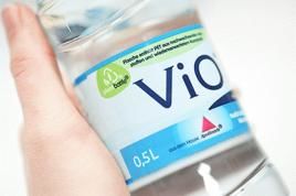 Die PET-Flasche von “ViO besteht zu 35 Prozent aus wiederverwertetem Kunststoff und zu 14 Prozent aus Pflanzenmaterial. Foto: Angelika Stehle/Coca-Cola Deutschland