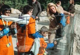 Wetter-Moderatorin Claudia Kleinert unterstützt die Münchener Action!Kidz im Tierpark, Foto: Kindernothilfe
