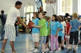 Das Projekt BasKIDball bietet Kindern und Jugendlichen kostenlos die Möglichkeit, Basketball zu spielen. Fotos (2): ING-DiBa