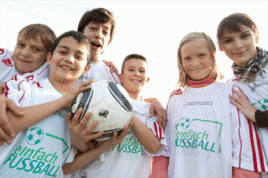 Junge Sportlerinnen und Sportler haben viel Spaß bei "Einfach Fußball". Foto: Bayer AG