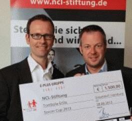 Dr. Frank Stehr (links) und E-Plus-Pressesprecher Jörg Borm (rechts) kamen anlässlich der Scheckübergabe in Hamburg zusammen.