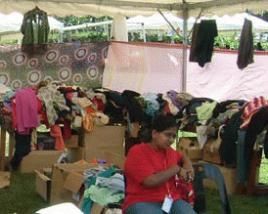 Kleiderspenden für benachteiligte Familien in Sentul, Malaysia. Foto: MOX/Linde