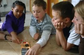Der "heiße Draht": Umsetzung der Leuchtpol-Fortbildung im Kinderhaus Hattersheim. Foto: Iris Heislitz
