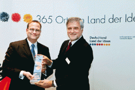 RWE Personalvorstand Alwin Fitting und Laudathor Sven Olderdissen von der Deutschen Bank mit der Auszeichnung "Ausgewählter Ort 2010". Foto: RWE