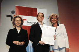 Ministerin Ursula von der Leyen (links) überreichte gemeinsam mit Staatssekretärin Wöhrl das Zertifikat für die RWE AG an Christina Ostkamp, Leiterin Industrial Relations. Foto: RWE