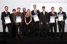Träger der „BMW Group Auszeichnung für Gesellschaftliches Engagement ihrer Mitarbeiter“ mit Personalvorstand Harald Krüger. Foto: BMW AG