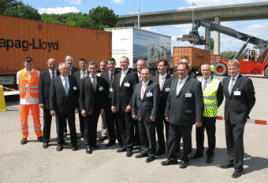 Containerterminal Eröffnung Giengen: Logistikprojektgruppe mit BSH-Geschäftsführer Jean Dufour und Dr. Jürgen Klennner, DHL-Strategieverantwortlicher. Foto: BSH