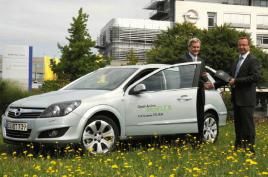Guido Krings, Director Fleetmanagement SEN (links im Bild) übernahm einen symbolischen Zündschlüssel von Michael Klaus, Direktor Marketing, Vertrieb und Aftersales Opel, Foto: Opel