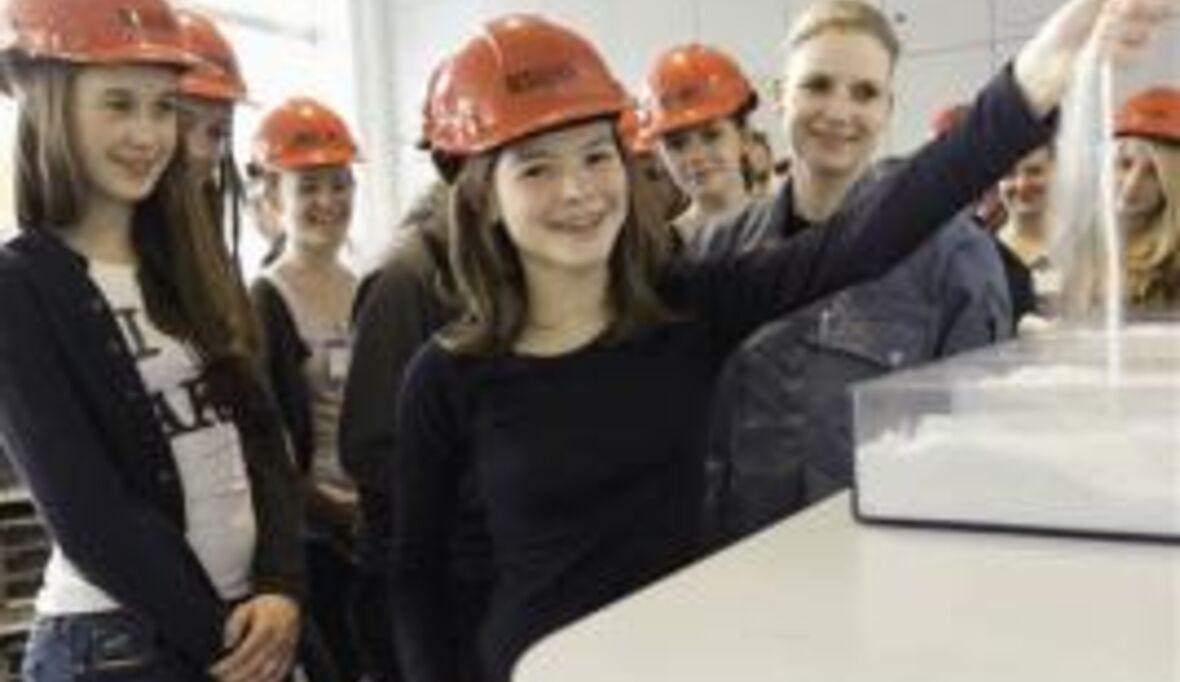 Ingenieurinnen von Evonik geben Mädchen Einblicke in ihre Arbeit