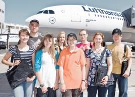 Die acht deutschen Schüler vor ihrem Abflug nach Pittsburgh, Foto: Bayer