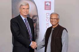 Friedensnobelpreisträger Professor Muhammad Yunus gratuliert Dr. Michael Otto. Foto: Otto