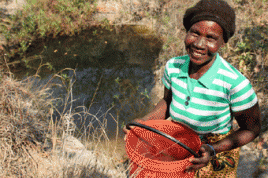 Eine Frau holt Wasser in Simbabwe. Foto: CARE/ Josh Estey