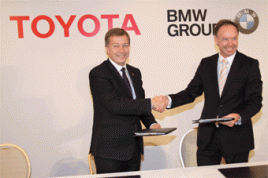 Die BMW Group, Toyota Motor Corporation und Toyota Motor Europe bei der Unterzeichnung des Liefervertrags. Im Bild  Didier Leroy, Toyota (l.) und Ian Robertson, BMW (r.). Foto: BMW AG