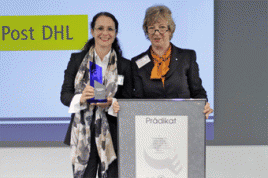 Susanna Nezmeskal-Berggötz (Deutsche Post DHL) erhält die Auszeichnung von Eva Maria Roer (Total E-Quality). Foto: Deutsche Post DHL