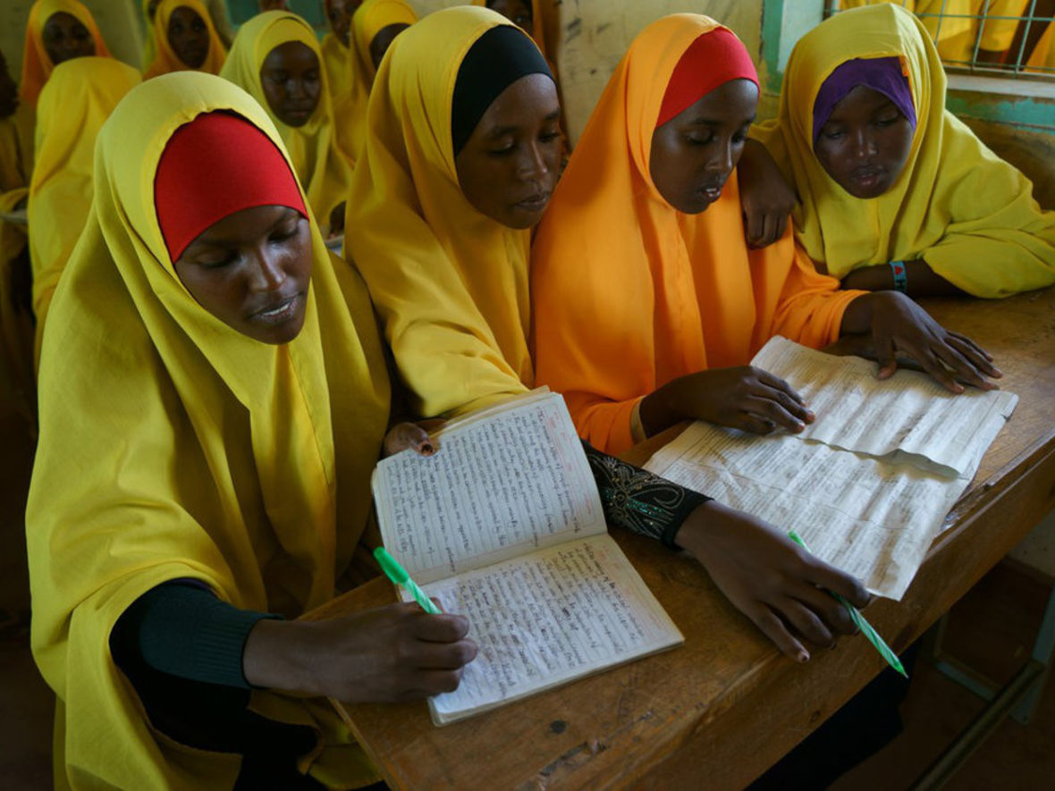 Mädchen erhalten in einer von CARE geführten Schule in einem Flüchtlingscamp in Kenia Unterricht. 
