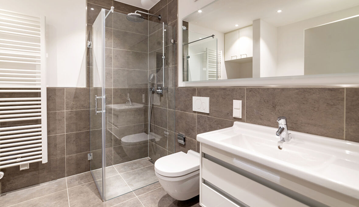 Kostenfresser Warmwasser: Wie sich mit einer Badsanierung der Wasserverbrauch halbieren lässt – ohne Verzicht