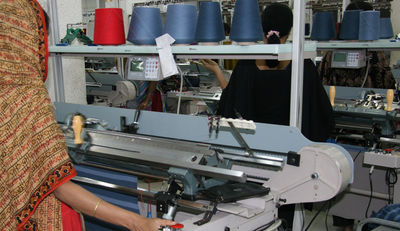 Untersuchung zu Arbeitsbedingungen in westindischen Textilbetrieben