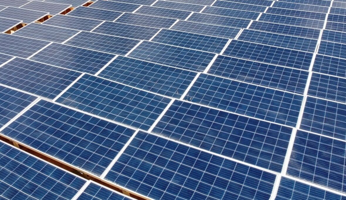 Photovoltaik im Mittelstand: Wie Unternehmen mit Solarstrom und Speicher ihre CO₂-Bilanz verbessern