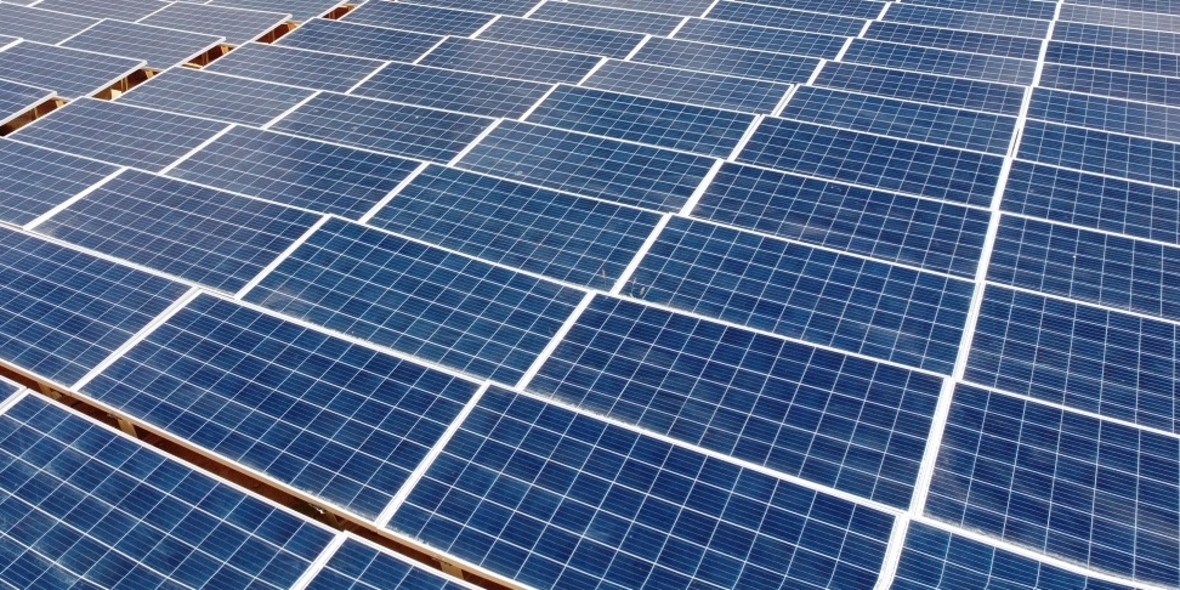 Photovoltaik im Mittelstand: Wie Unternehmen mit Solarstrom und Speicher ihre CO₂-Bilanz verbessern