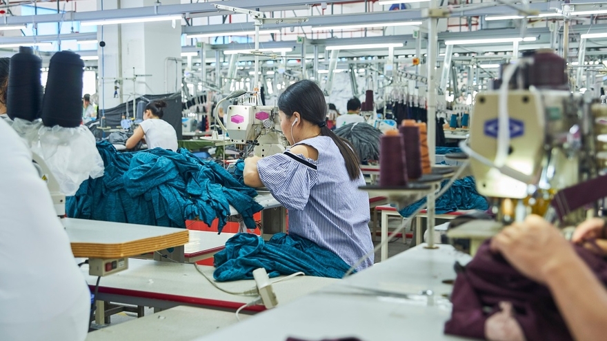 Näherin in einer Fabrik