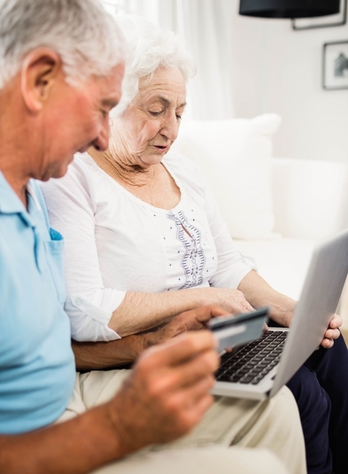 Rentner-Senioren-Laptop-Finanzen