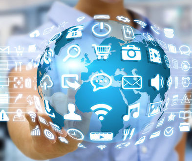 Digitalisierung, Vernetzung - Frau mit Globus