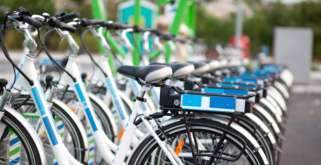 Elektrobikes stehen in einer Reihe.