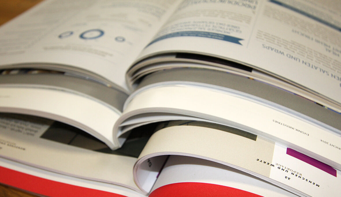 Gedruckte Nachhaltigkeitsberichte: Warum Unternehmen beide Formate brauchen