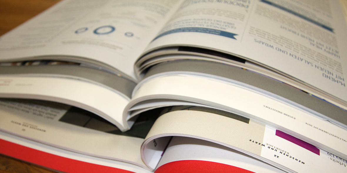 Gedruckte Nachhaltigkeitsberichte: Warum Unternehmen beide Formate brauchen