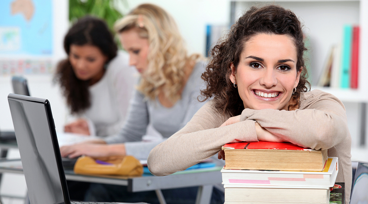 Frau-Studenten-Uni-Lernen-Bildung