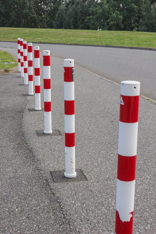 Absperrpfosten an einer Straße