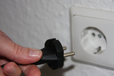 Ein Stecker wird in die Steckdose gesteckt.